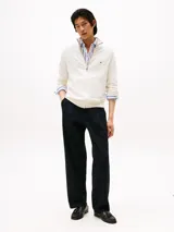 Sweater Tommy Hilfiger de cuello perkins y cierre frontal de cremallera, confeccionado en puro algodón de punto. Presenta diseño de corte regular con puños y bajo de punto canalé, y cuenta con el logo de la marca bordado en el pecho.