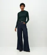 Blusa de manga larga con diseño ajustado, confeccionada en tejido acanalado de viscosa con elastano. Presenta cuello redondo y sisas raglán.