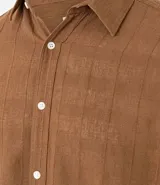 Camisa de hombre, manga larga, color beige claro, con cuello inglés y textura grid.