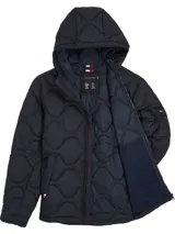 Campera acolchada azul marino de nailon con aislamiento térmico, repelente al agua, capucha fija con cordón ajustable, cierre de cremallera, dos bolsillos diagonales en la cintura y parche con el logo de Tommy Hilfiger en la manga.