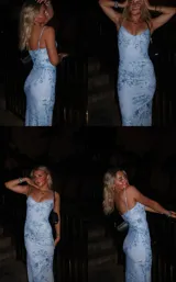 Vestido largo ajustado, color celeste claro, con estampado floral en tonos de azul. Presenta escote drapeado con tirantes finos ajustables.