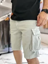 Bermuda de jean estilo cargo con bolsillos laterales con solapa y corte oversize.