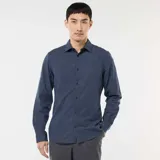 Camisa de manga larga con corte slim, confeccionada en tejido dobby con un sutil patrón geométrico repetitivo en color azul oscuro.