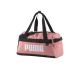 Bolso deportivo Puma Challenger Duffel, color rosado con detalles en negro. Cuenta con compartimento principal con cierre, bolsillo lateral de malla para ventilación y bolsillo lateral con cierre. Incluye asas de mano y correa ajustable para el hombro.