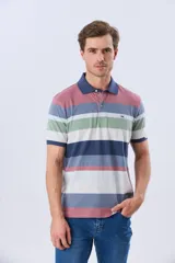 Remera polo de jersey de algodón con diseño de rayas horizontales en tonos azules, celestes, blancos, verdes y amarillos. Cuenta con cuello tipo polo, cierre frontal con botones personalizados y logo bordado en el pecho.
