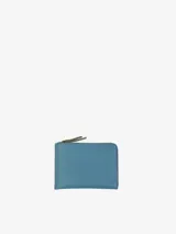 Sobre de símil cuero con efecto floater, color celeste, de diseño pequeño y liviano. Cuenta con forro de algodón, pequeño bolsillo interior y sistema de apertura con cierre metálico.