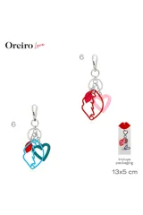 Llavero metálico plateado con mosquetón y argollas, decorado con dijes esmaltados en forma de corazón rosa y contorno de labios rojo.