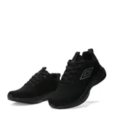 Championes deportivos Umbro modelo Vega, color negro, confeccionados en tejido de malla transpirable con detalles sintéticos y logo de la marca en el lateral.