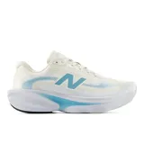 Championes New Balance modelo Ellipse, color blanco con detalles en celeste, diseñados para running. Cuentan con capellada de malla técnica transpirable y entresuela Fresh Foam X con amortiguación de alto rendimiento.
