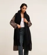 Bufanda larga de fleece color negro, con flecos en los extremos y etiqueta con lettering "I'm Cold".