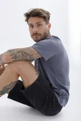 Remera azul marino de manga corta con pequeño estampado en el pecho.