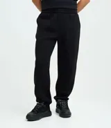 Pantalón jogger de algodón con felpa, color beige, con cintura elástica, cordón ajustable, bolsillos laterales y puños elásticos en los tobillos.