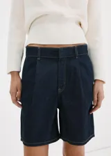 Bermudas de denim de tiro medio y corte recto, con pinzas frontales, trabillas para cinturón y bolsillos laterales.