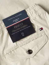 Pantalón corto tipo bermuda de Tommy Hilfiger en color beige, con cintura elástica y cordón ajustable. Cuenta con bolsillos laterales y diseño minimalista.