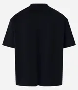 Remera masculina color blanco hueso, modelo boxy, con cuello redondo y mangas cortas. Confeccionada con tecnología Dry para un tacto frío en el interior y algodón en el exterior.