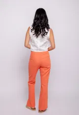 Pantalón oxford negro de lino y viscosa, con bolsillos falsos, botón y cierre de plástico.