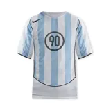 Camiseta de fútbol Nike Total 90 con diseño de rayas verticales celestes y blancas. Presenta cuello en V, mangas cortas y el logo circular T90 impreso en el centro del pecho junto con el swoosh de Nike en el lateral superior derecho.