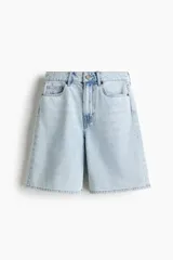 Bermudas de cinco bolsillos en denim de algodón rígido, con talle alto y cierre de cremallera con botón.