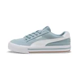 Championes Puma modelo Court Classic Vulc, color verde agua con detalles en blanco. Presentan un diseño de corte bajo con capellada de lona, cierre de cordones y suela vulcanizada con franjas decorativas.