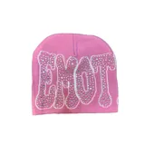 Gorro de lana tipo beanie color rosa con diseño de letras bordadas en blanco y decoradas con apliques de strass brillantes.