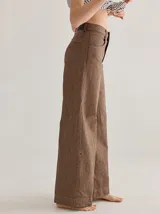 Pantalón de tiro medio alto, color beige, con bolsillos delanteros y traseros. Presenta detalles de atraques y triples costuras en color amarillo. Confeccionado en una mezcla de lino, algodón y viscosa.