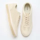 Zapatillas de lona color beige claro con detalles en eco-cuero al tono y suela revestida en esparto trenzado.