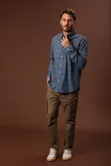 Camisa de hombre celeste con estampado de rayas horizontales en tonos azules y grises, de manga larga y cuello abotonado.