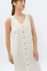 Vestido largo de lino con escote en V, diseño recto y fluido, con cierre frontal abotonado mediante botones de madera.