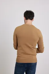 Sweater de punto liso, color azul, con escote redondo y manga larga.