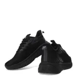 Championes deportivos Umbro Fury para hombre, de diseño minimalista en color negro. Presentan exterior de tejido textil transpirable, cierre con cordones y entresuela con amortiguación para mayor confort. Incluyen el logo de la marca en contraste sobre el lateral.