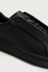 Zapatilla urbana de diseño minimalista en color blanco, con cordones ocultos y suela de plataforma a tono.