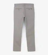 Pantalón de vestir gris claro, corte slim, confeccionado en sarga de algodón y elastano.