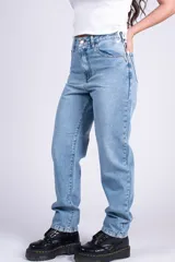 Jean mom fit de tiro alto color celeste, con roturas y desgastes en las piernas, bolsillos delanteros y traseros.