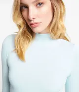 Blusa verde oscuro de viscosa con cuello alto y mangas largas con abertura en el puño.