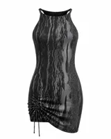 Vestido corto ajustado de color negro y gris con estampa digital abstracta, cuello halter y detalle de frunce regulable en el lateral de la falda.