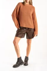 Sweater de punto de algodón con diseño oversize, cuello redondo y mangas largas. Presenta un detalle de costura lateral en color contrastante.
