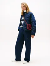 Zapatillas de corte bajo Tommy Hilfiger, confeccionadas en piel napa blanca con paneles de textura contrastante en el talón. Presentan suela gruesa de goma, cierre con cordones y logo metálico en bajo relieve en el lateral.