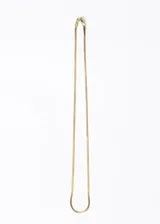 Cadena plateada de acero quirúrgico con eslabones tipo serpiente de 2mm de ancho y 45cm de largo.