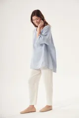 Blusa celeste de lino con botones, de corte holgado y mangas 3/4 con botón.