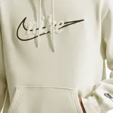 Canguro Nike con capucha y cordones ajustables, color beige. Presenta un diseño gráfico frontal con el logo de la marca bordado y detalle de textura, además de un pequeño logo en el puño de la manga izquierda. Cuenta con un bolsillo frontal tipo canguro.
