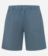 Bermuda de sarga lavada color gris claro, de corte recto, con bolsillos laterales y presillas en la cintura.