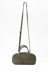 Cartera tipo satchel de diseño rectangular, confeccionada en gamuza color verde oliva. Cuenta con doble asa corta de mano, cierre superior con cremallera metálica y logo de la marca grabado en el frente.