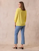 Blusa amarilla texturada con escote redondo y mangas 3/4 con puño elastizado. Aplique de broderie en escote y mangas. Marca Ruby Rd.