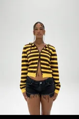 Campera con capucha de tejido de punto, con cierre frontal, de manga larga y diseño a rayas horizontales en amarillo y marrón oscuro.