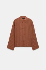 Camisa de viscosa de la colección ZW de Zara, con diseño de rayas verticales, cuello mao y cierre frontal con alamares. Tiene mangas largas y bolsillos frontales de parche.