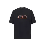 Camiseta Balenciaga de corte oversize, color negro con efecto lavado, presenta el logo de la marca estampado en el frente con un diseño que simula pintura en aerosol.