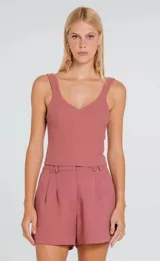 Top tipo corset de diseño estructurado con escote en V y tirantes anchos, confeccionado en tela lisa con costuras de refuerzo en el frente.