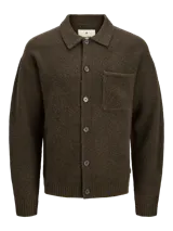 Cardigan de punto color marrón oscuro, con cuello tipo polo, cierre frontal con botones y un bolsillo aplicado en el pecho. Presenta mangas largas con hombros caídos y puños acanalados.