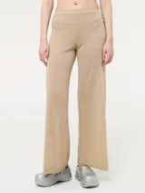 Pantalón dorado de tejido brillante con transparencia, corte palazzo y cintura alta elástica.