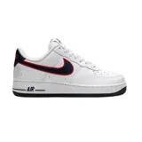 Championes Nike Air Force 1 '07 de corte bajo, color blanco con detalles en azul marino y rojo. Presentan el icónico diseño de la silueta con perforaciones en la puntera, suela de goma con tecnología Air y un gráfico de mano en el talón.